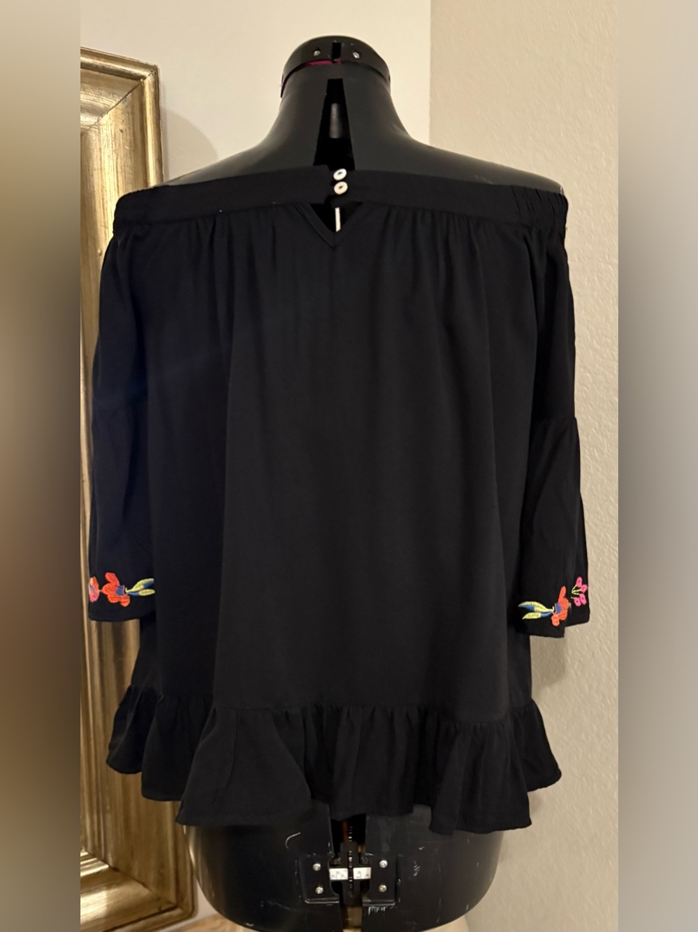 Umgee USA Off The Shoulder Women’s Black Embroidered Floral Top M boho, festive - Picture 2 of 5
